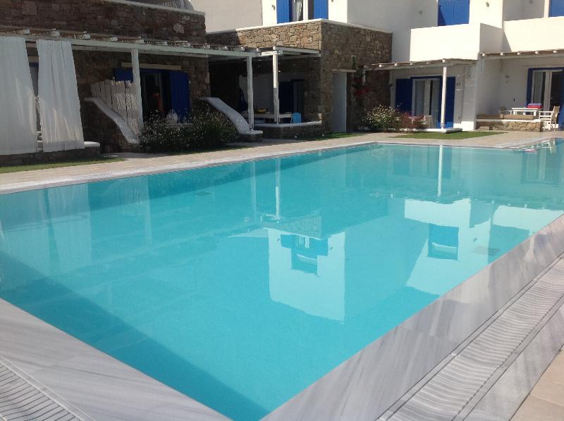 أورنوس Blue, White And Grey Suites المظهر الخارجي الصورة
